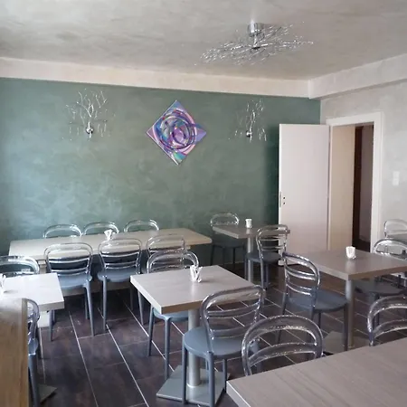 Du Centre מלון 2*